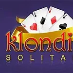 Karty do gry z czerwonymi i czarnymi symbolami oraz napis Klondike Solitaire na fioletowym tle