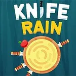 Na zielonym tle okrągła drewniana tarcza z wbitymi nożami i czerwoną jabłkiem oraz napis KNIFE RAIN