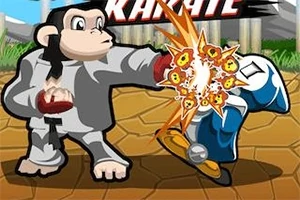 Małpa w kimono wykonuje cios karate, uderzając postać w kask i twarz, z efektami uderzenia w postaci gwiazd i ruchu