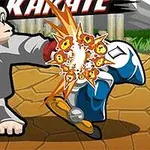 Małpa w kimono wykonuje cios karate, uderzając postać w kask i twarz, z efektami uderzenia w postaci gwiazd i ruchu