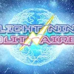 Napis Lightning Solitaire na tle błękitnej kuli z błyskawicą, otoczone rozbłyskami energii
