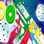 Kolorowe litery LUDO, dwie kości do gry i plansza z pionkami w kolorach czerwonym, zielonym, żółtym i niebieskim