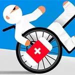 Postać w bandażach siedząca na wózku inwalidzkim, trzymająca apteczkę, na niebieskim tle