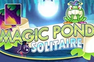 Żaba uśmiechnięta na tle tajemniczego stawu z jasnym księżycem i kolorowym tekstem Magic Pond Solitaire