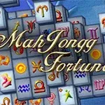Stosy płytek z symbolami zodiaku z napisem Mahjongg Fortuna na niebieskim tle