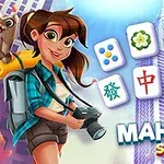 Młoda kobieta z aparatem fotograficznym na tle drapaczy chmur i kafelków Mahjong