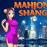 Ilustracja przedstawia postać kobiety w fioletowej sukience na tle nocnej panoramy miasta z unoszącymi się kamieniami mahjong