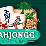 Kafelki z chińskimi znakami oraz ptakiem otoczone kwiatami i liśćmi, z napisem Mahjongg Solitaire u dołu