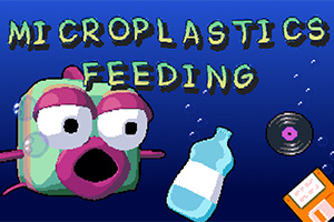 Rybka z dużymi oczami pośród plastikowych przedmiotów, takich jak butelka i płyta, na tle niebieskiego oceanu z napisem „MICROPLASTICS FEEDING”