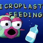 Rybka z dużymi oczami pośród plastikowych przedmiotów, takich jak butelka i płyta, na tle niebieskiego oceanu z napisem „MICROPLASTICS FEEDING”