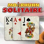 Postać kury z dużymi oczami obok trzech kart do gry przedstawiających króla, asa i waleta, na tle z napisem Moorhuhn Solitaire
