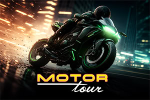 Motocyklista w czarnym kombinezonie wykonujący dynamiczny skręt na sportowym motocyklu nocą, z neonowym światłem i napisem „MOTOR tour