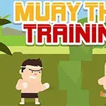 Dwóch kreskówkowych wojowników stoi naprzeciwko siebie na tle zielonego terenu, z dużym napisem Muay Thai Training nad nimi