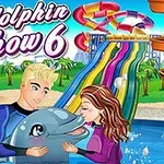 Mężczyzna i kobieta przytulają delfina w basenie, w tle kolorowe zjeżdżalnie wodne i palmy