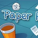 Na niebieskim tle znajduje się tytuł Paper Flick, zmięta kartka papieru, unoszące się dwie kartki, kubek oraz wentylator