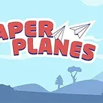 Napis PAPER PLANES w czerwonym kolorze z rysunkami papierowych samolotów na tle niebieskiego krajobrazu z drzewami