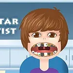 Chłopiec z szeroko otwartymi ustami, pokazujący zęby, na tle napisu Popstar Dentist