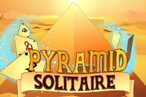 Grafika przedstawia napis PYRAMID SOLITAIRE z kartami do gry na tle piramidy o zachodzie słońca