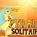 Grafika przedstawia napis PYRAMID SOLITAIRE z kartami do gry na tle piramidy o zachodzie słońca