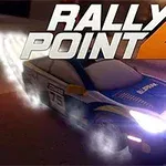 Rally Point 4 Zbliżenie na wyścigowy samochód z jasnymi reflektorami i unoszącym się pyłem, z dużym napisem Rally Point 4 nad nim