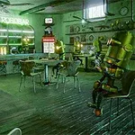 Wnętrze futurystycznej kawiarni z robotami siedzącymi przy stolikach