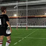 Zawodnik w czarnej koszulce z numerem 9, trzymający piłkę na boisku rugby, z widocznymi trybunami i bramką
