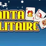 Napis Santa Solitaire w żółtych literach na tle trzech kart z symbolami świątecznymi i sylwetką Świętego Mikołaja z reniferami na górze