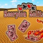 Pustynny krajobraz z czerwonym skorpionem trzymającym karty do gry na piasku oraz napis Scorpion Solitaire