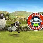 Trzy owce skaczące przez belę siana na łące z widokiem na wzgórza, z logo Alien Athletics po prawej stronie