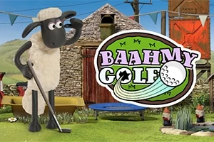 Owca w wełnianym futrze trzyma kij golfowy na trawniku, z napisem Baahmy Golf obok niej, na tle kamiennego budynku i kolorowych chorągiewek