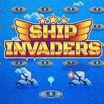 Pomarańczowy napis Ship Invaders z gwiazdami i skrzydłami na niebieskim tle z kilkoma unoszącymi się statkami i chmurami