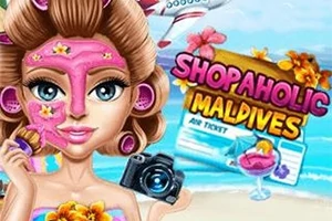 Postać z maseczką na twarzy trzymająca aparat fotograficzny na plaży z widocznym biletem lotniczym i ozdobną grafiką koktajlu