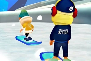 Dwie postacie w zimowych ubraniach na snowboardach na śniegu, jedna z napisem Danger Stop na kurtce