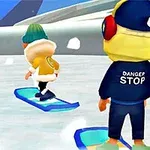 Dwie postacie w zimowych ubraniach na snowboardach na śniegu, jedna z napisem Danger Stop na kurtce