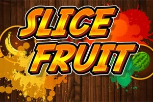 Kolorowy napis SLICE FRUIT na drewnianym tle z rozpryskami kolorowych farb i owocami