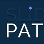 Niebieskie tło z napisem SLIDE PATH w ciemnym i białym kolorze, ozdobione czerwonym i niebieskim punktem
