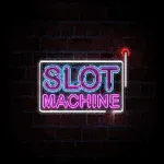 Neonowy napis SLOT MACHINE na tle ceglanej ściany