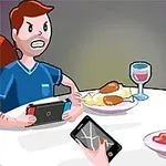 Para siedzi przy stole, robiąc gniewne miny; mężczyzna trzyma konsolę do gier, a kobieta smartfon z mapą; na stole znajdują się talerze z jedzeniem i kieliszki wina