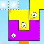 Kolorowe, nieregularne bloki o kształtach przypominających puzzle z namalowanymi oczami, na tle jasnego nieba z obłokami