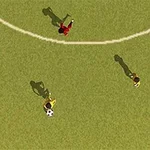 Soccer Simulator Widok z góry na boisko piłkarskie z trzema zawodnikami w różnokolorowych strojach oraz piłką