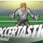 Piłkarz bramkarz w szarej koszulce stoi w bramce na boisku piłkarskim, z napisem Soccertastic Penalty Shootout na pierwszym planie