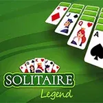 Karty do gry ułożone w szeregu na zielonym tle z widocznymi figurami i napis Solitaire Legend