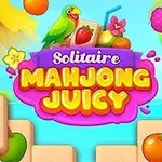 Kolorowy napis Solitaire Mahjong Juicy otoczony tropikalnymi owocami i papugą na tle niebieskiego nieba