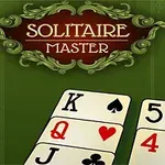 Napis Solitaire Master ozdobnymi literami na zielonym tle z widocznymi kartami do gry: król pik, dama kier, walet trefl, pięć pików i cztery kier