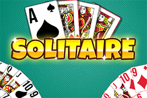 Karty do gry z napisem Solitaire na tle zielonej tekstury