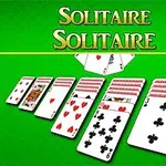 Zielone tło z kartami do gry ułożonymi w rzędzie, z napisem Solitaire u góry