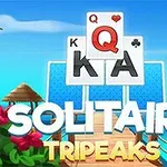 Tropikalny krajobraz z kartami do gry i napisami Solitaire TriPeaks na drewnianym pomoście