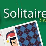 Zielone tło z widocznymi kartami do gry, w tym as kier i karta z ilustracją twarzy w czapce świętego mikołaja, oraz tekstem Solitaire Swift