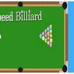 Stół bilardowy z kijem, bile ustawione w trójkąt i napis Speed Billiard na zielonym tle