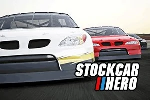Pojazdy wyścigowe w białym i czerwonym kolorze na torze z widocznym logo STOCKCAR HERO